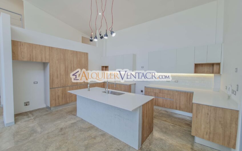 Casa contemporánea independiente con 937 m2 lote en Santa Ana Piedades