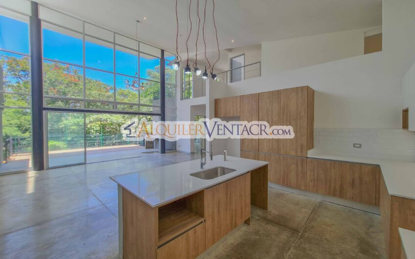 Casa contemporánea independiente con 937 m2 lote en Santa Ana Piedades