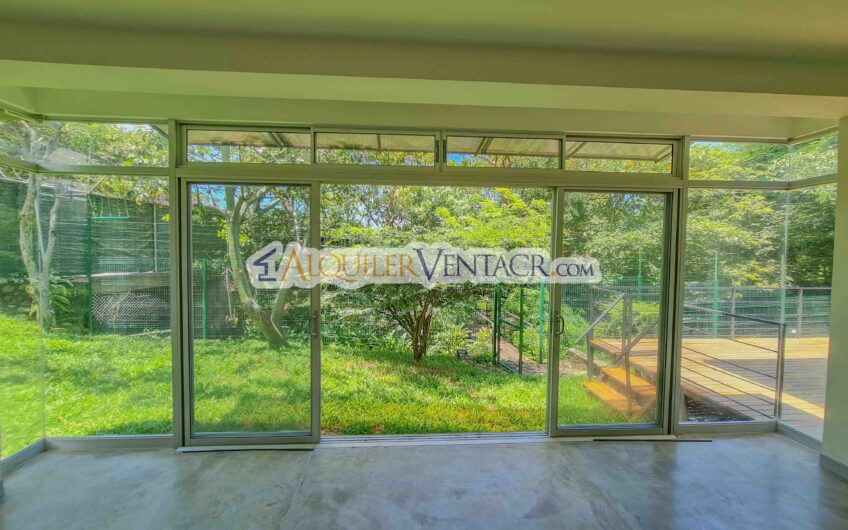 Casa contemporánea independiente con 937 m2 lote en Santa Ana Piedades