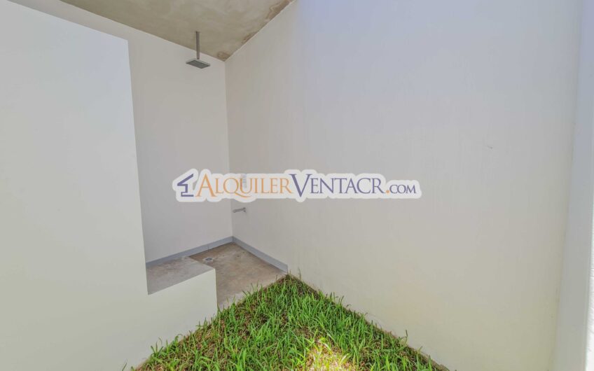 Casa contemporánea independiente con 937 m2 lote en Santa Ana Piedades