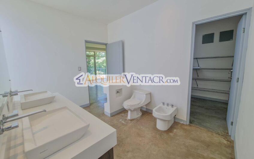 Casa contemporánea independiente con 937 m2 lote en Santa Ana Piedades