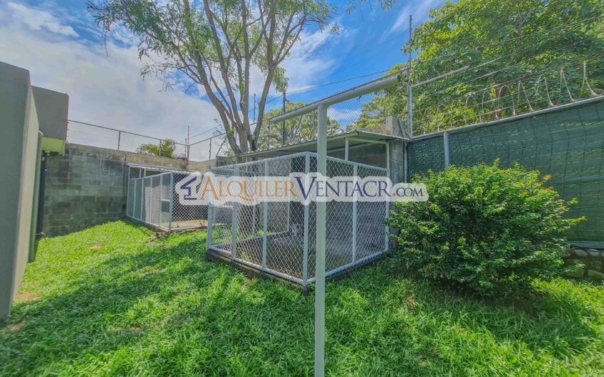 Casa contemporánea independiente con 937 m2 lote en Santa Ana Piedades