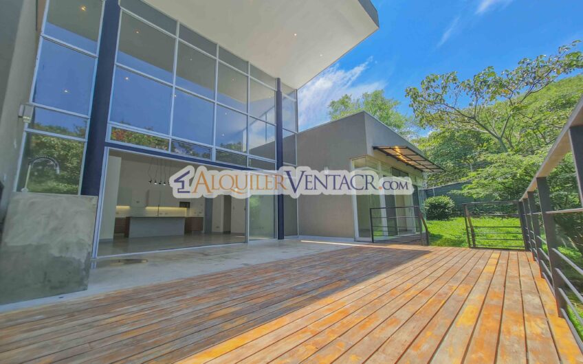 Casa contemporánea independiente con 937 m2 lote en Santa Ana Piedades