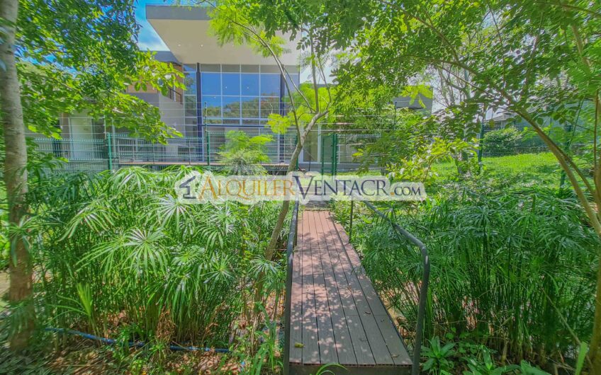 Casa contemporánea independiente con 937 m2 lote en Santa Ana Piedades