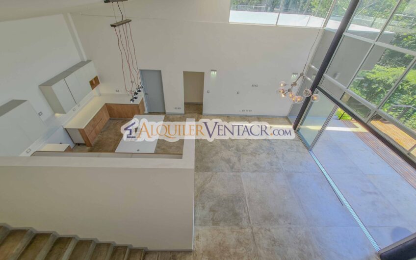 Casa contemporánea independiente con 937 m2 lote en Santa Ana Piedades
