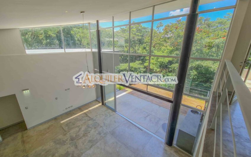 Casa contemporánea independiente con 937 m2 lote en Santa Ana Piedades