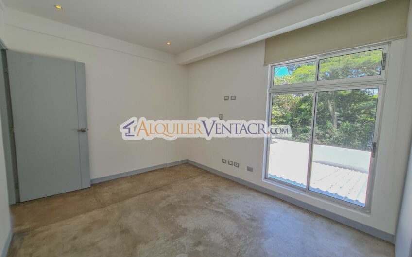 Casa contemporánea independiente con 937 m2 lote en Santa Ana Piedades