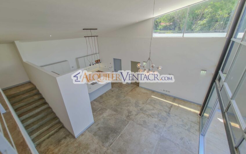 Casa contemporánea independiente con 937 m2 lote en Santa Ana Piedades
