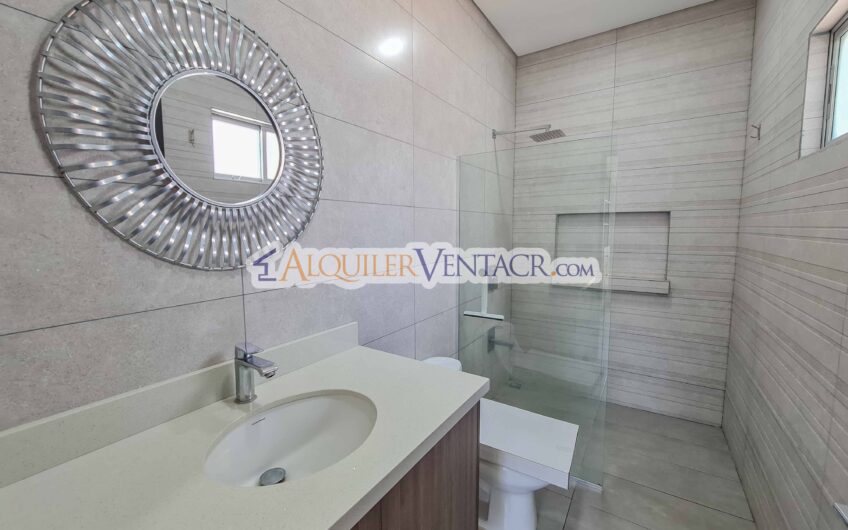 Condo de Un Nivel con jardín en Piedades Santa Ana