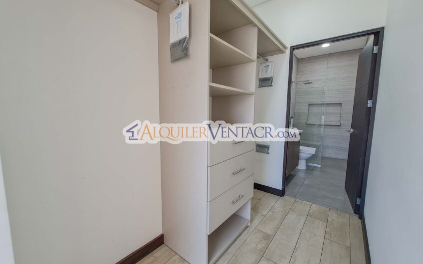 Condo de Un Nivel con jardín en Piedades Santa Ana