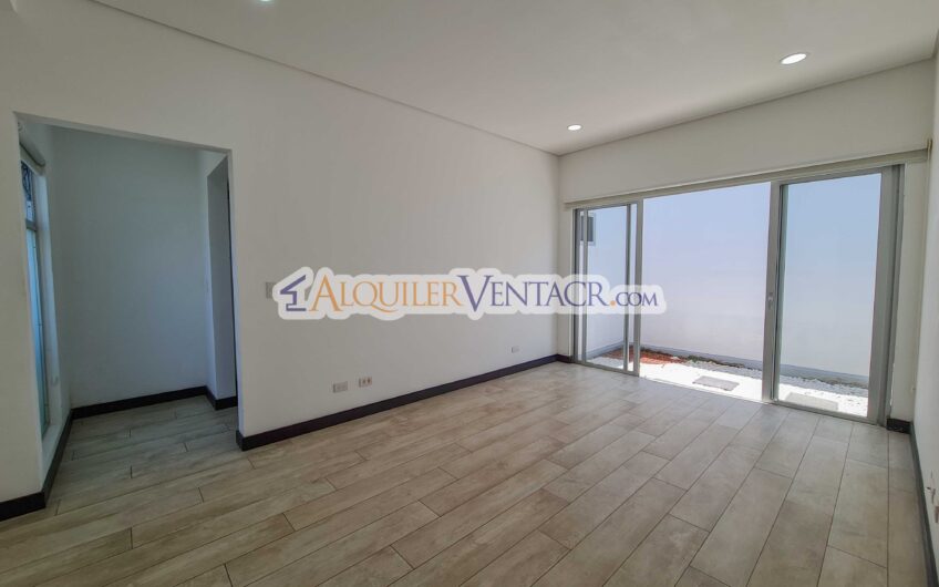 Condo de Un Nivel con jardín en Piedades Santa Ana