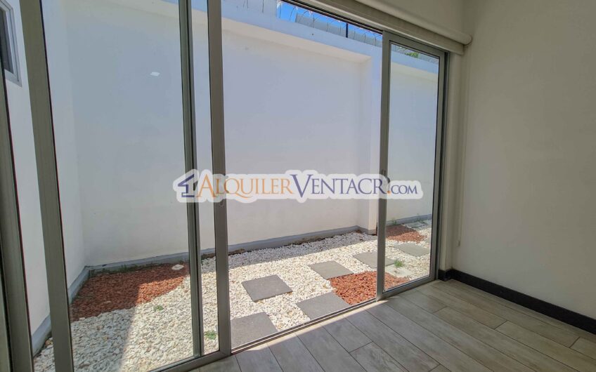 Condo de Un Nivel con jardín en Piedades Santa Ana