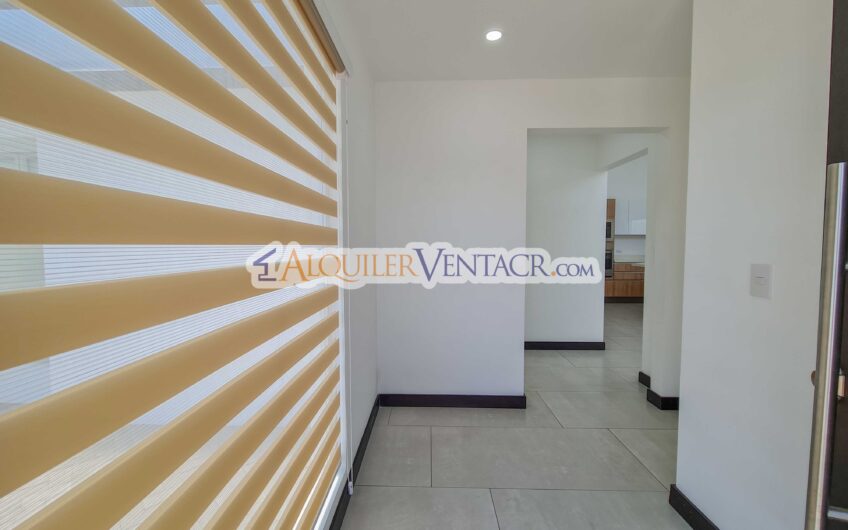 Condo de Un Nivel con jardín en Piedades Santa Ana