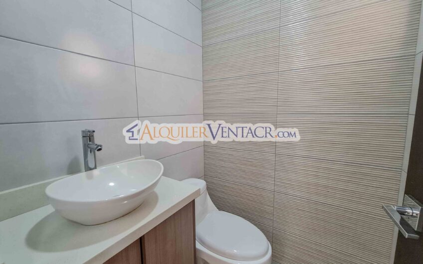 Condo de Un Nivel con jardín en Piedades Santa Ana