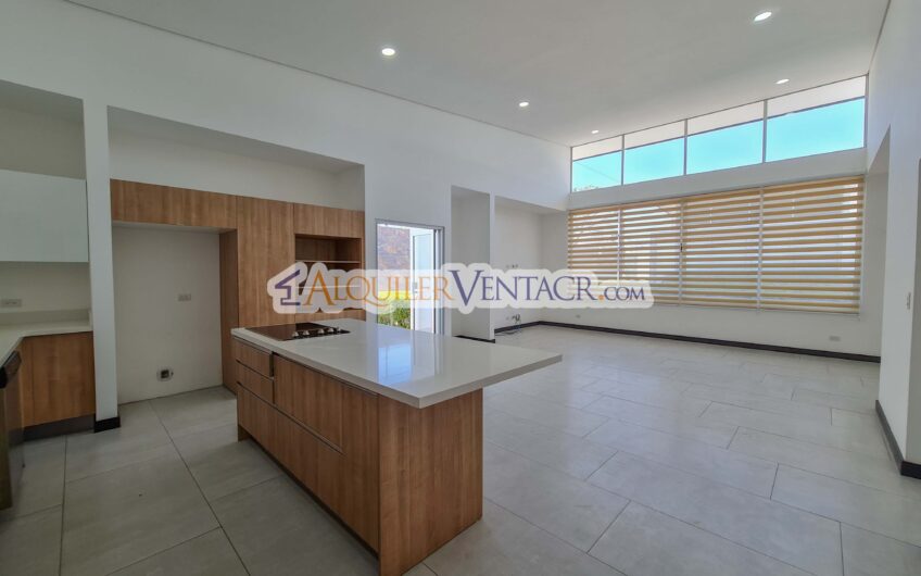 Condo de Un Nivel con jardín en Piedades Santa Ana