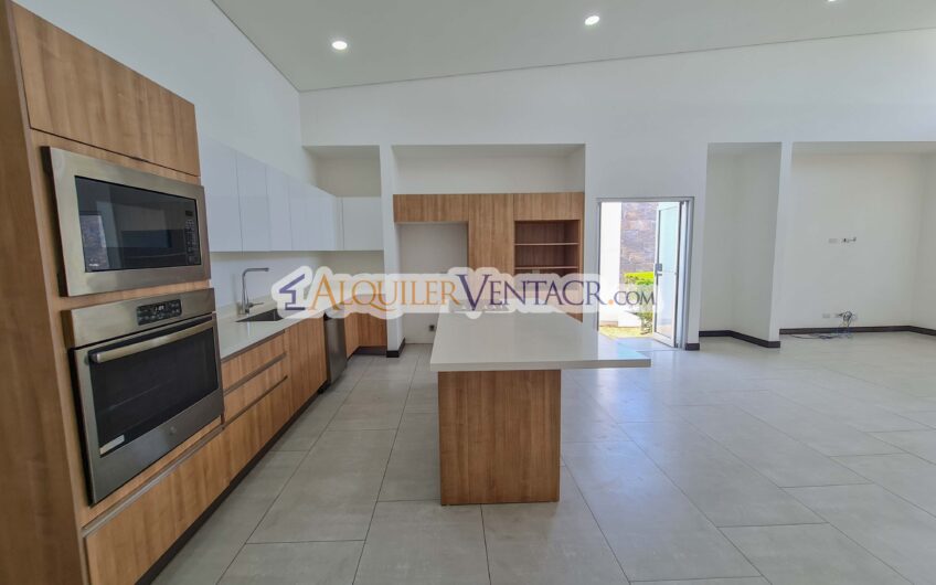 Condo de Un Nivel con jardín en Piedades Santa Ana