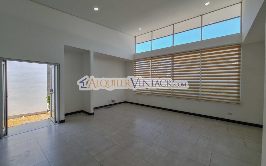 Condo de Un Nivel con jardín en Piedades Santa Ana