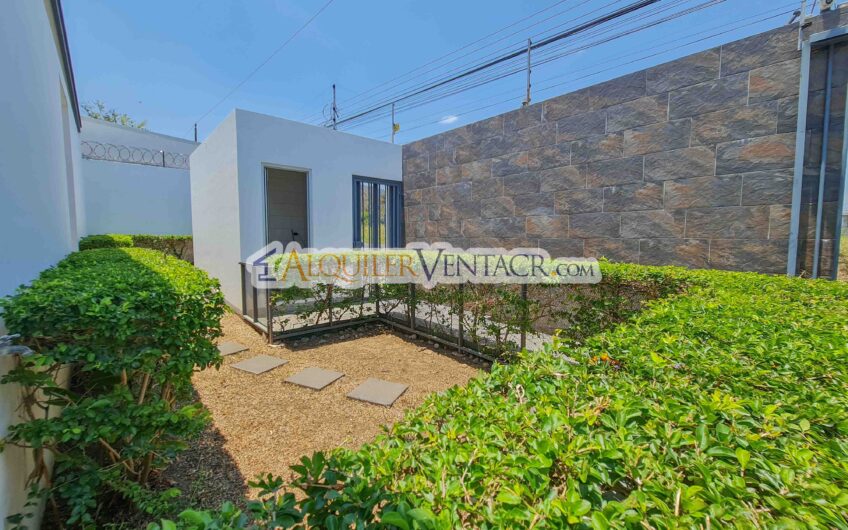Condo de Un Nivel con jardín en Piedades Santa Ana