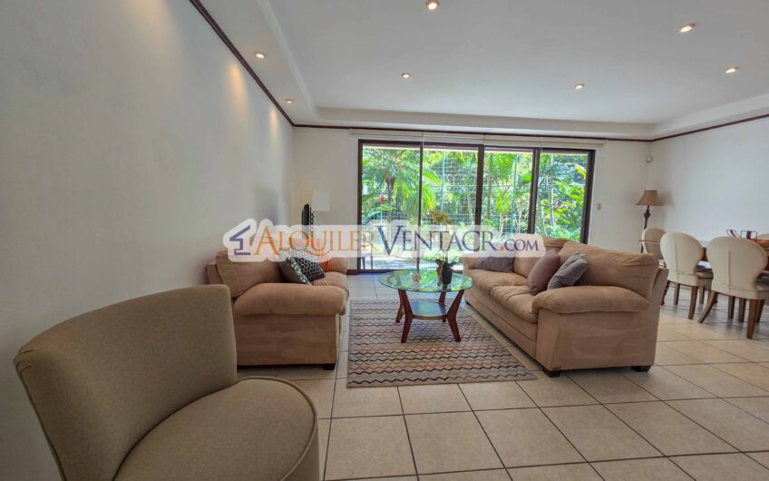 Condo amueblado de 3 habit. + de servicio / jardín x Multiplaza Escazú