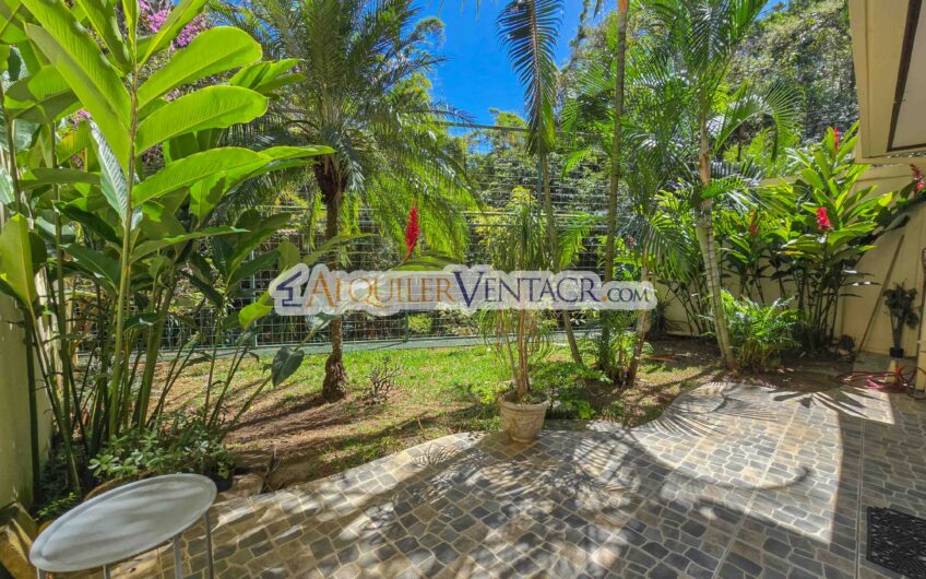 Condo amueblado de 3 habit. + de servicio / jardín x Multiplaza Escazú