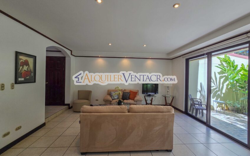 Condo amueblado de 3 habit. + de servicio / jardín x Multiplaza Escazú
