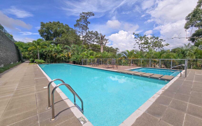 Jaboncillos Escazú! Condo con vista / jardín y línea blanca