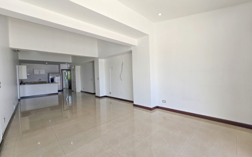 Penthouse de 225 m2 en Guachipelín Escazú con gran terraza y vistas