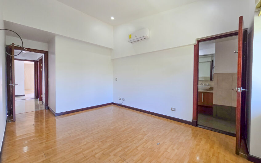 Penthouse de 225 m2 en Guachipelín Escazú con gran terraza y vistas