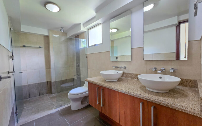 Penthouse de 225 m2 en Guachipelín Escazú con gran terraza y vistas