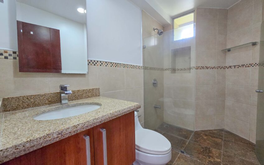 Penthouse de 225 m2 en Guachipelín Escazú con gran terraza y vistas