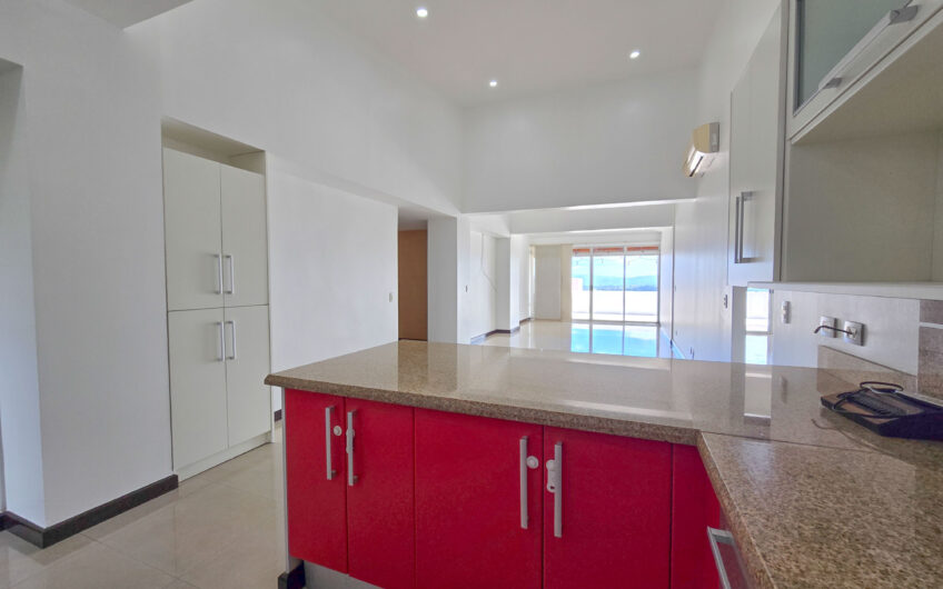 Penthouse de 225 m2 en Guachipelín Escazú con gran terraza y vistas