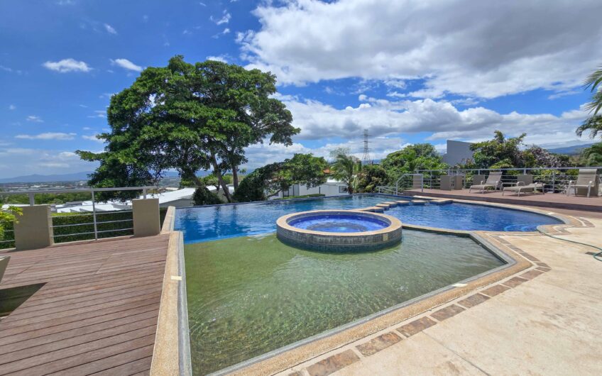 Penthouse de 225 m2 en Guachipelín Escazú con gran terraza y vistas