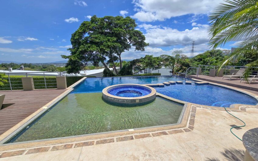 Penthouse de 225 m2 en Guachipelín Escazú con gran terraza y vistas