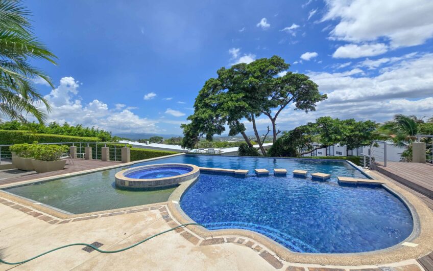 Penthouse de 225 m2 en Guachipelín Escazú con gran terraza y vistas