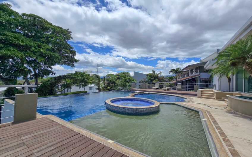 Penthouse de 225 m2 en Guachipelín Escazú con gran terraza y vistas