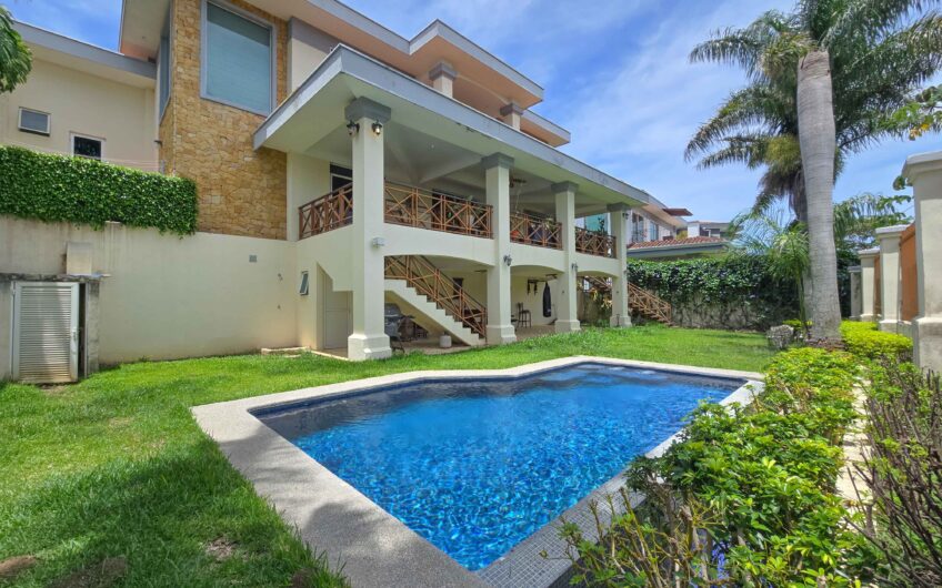 Lujosa Casa con Piscina Privada y Vista en Exclusivo Condominio en Guachipelín Escazú