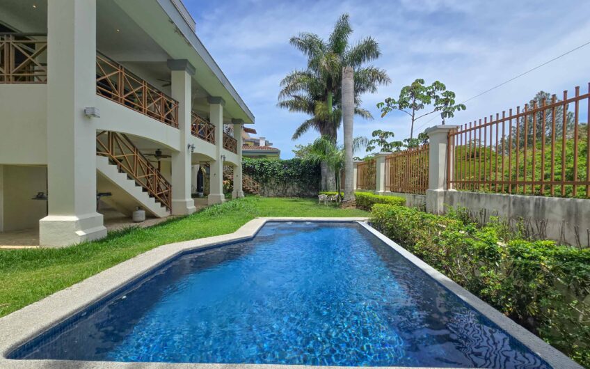 Lujosa Casa con Piscina Privada y Vista en Exclusivo Condominio en Guachipelín Escazú