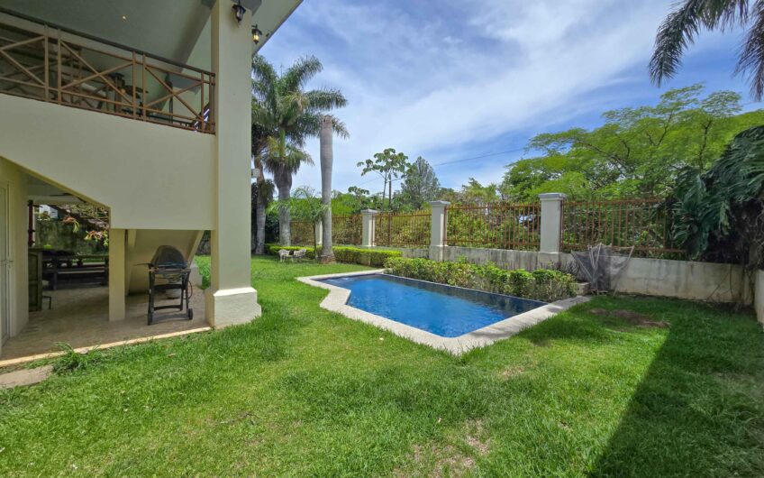 Lujosa Casa con Piscina Privada y Vista en Exclusivo Condominio en Guachipelín Escazú