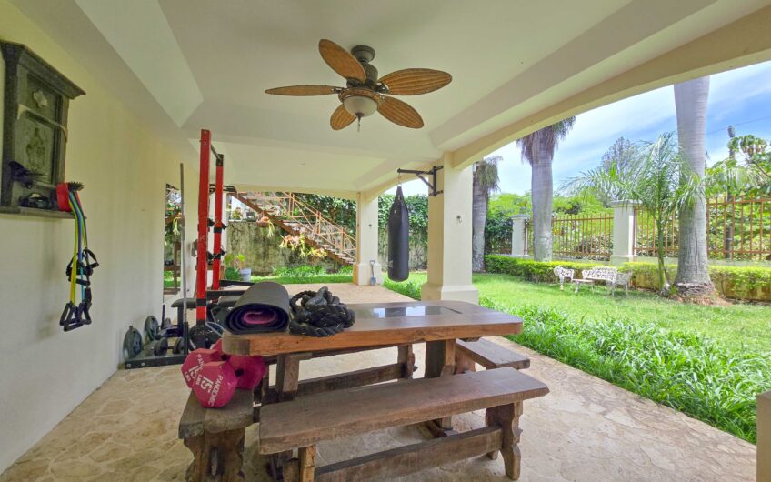 Lujosa Casa con Piscina Privada y Vista en Exclusivo Condominio en Guachipelín Escazú