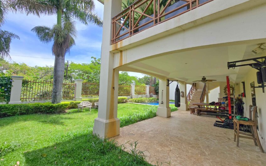 Lujosa Casa con Piscina Privada y Vista en Exclusivo Condominio en Guachipelín Escazú
