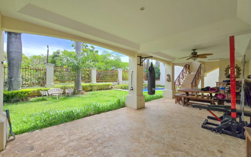 Lujosa Casa con Piscina Privada y Vista en Exclusivo Condominio en Guachipelín Escazú