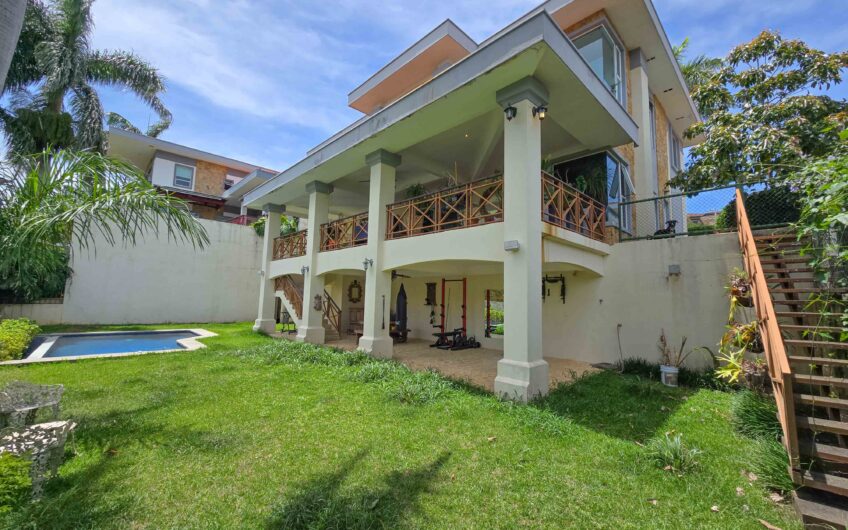 Lujosa Casa con Piscina Privada y Vista en Exclusivo Condominio en Guachipelín Escazú