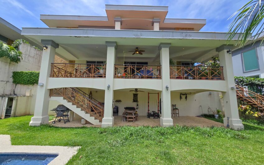 Lujosa Casa con Piscina Privada y Vista en Exclusivo Condominio en Guachipelín Escazú