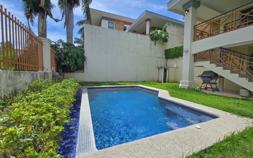 Lujosa Casa con Piscina Privada y Vista en Exclusivo Condominio en Guachipelín Escazú