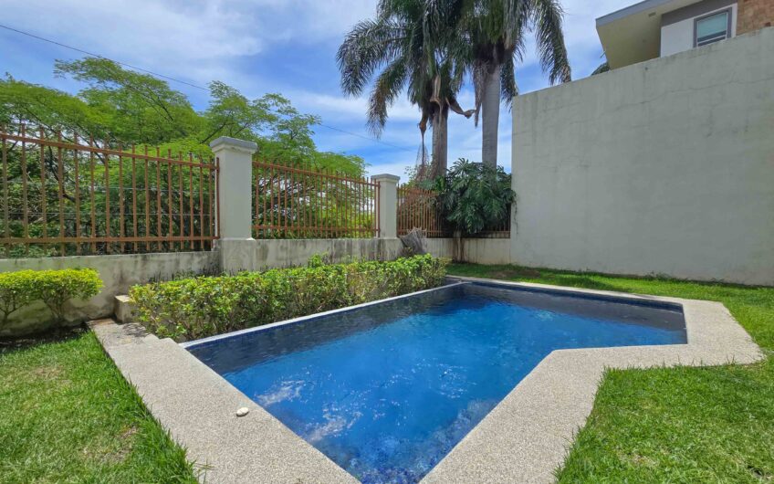 Lujosa Casa con Piscina Privada y Vista en Exclusivo Condominio en Guachipelín Escazú