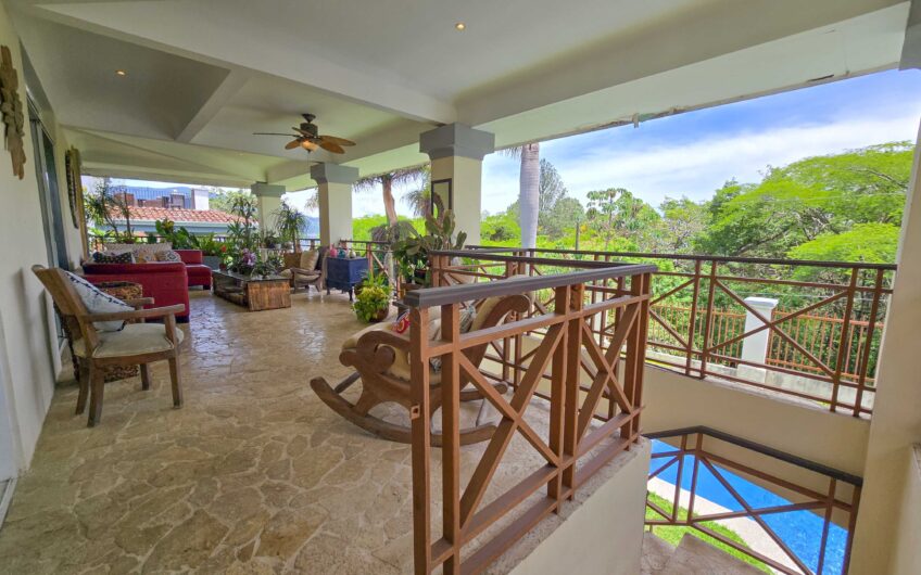 Lujosa Casa con Piscina Privada y Vista en Exclusivo Condominio en Guachipelín Escazú