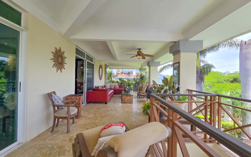 Lujosa Casa con Piscina Privada y Vista en Exclusivo Condominio en Guachipelín Escazú