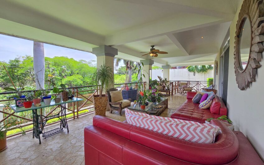 Lujosa Casa con Piscina Privada y Vista en Exclusivo Condominio en Guachipelín Escazú