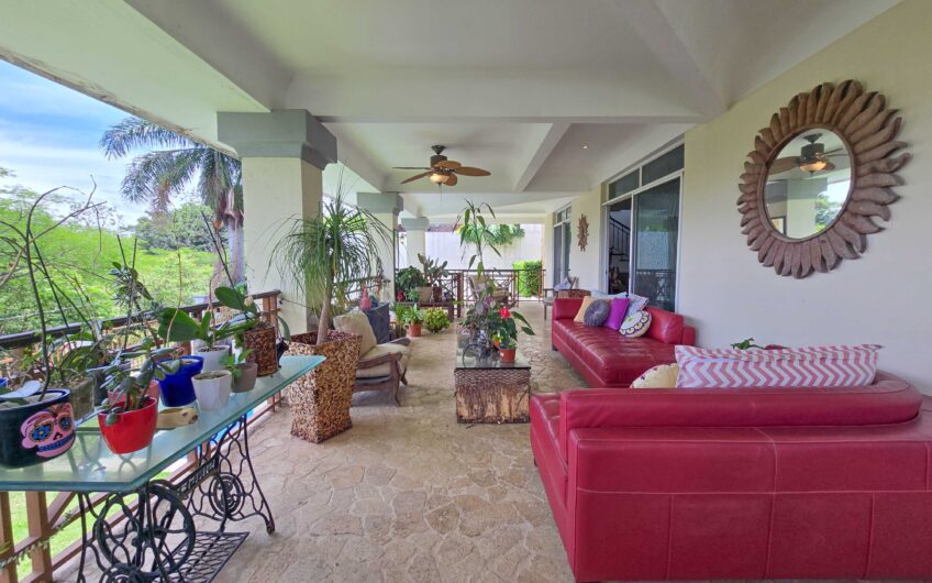 Lujosa Casa con Piscina Privada y Vista en Exclusivo Condominio en Guachipelín Escazú