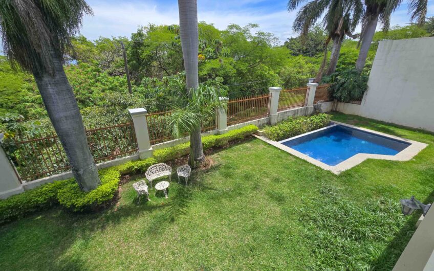 Lujosa Casa con Piscina Privada y Vista en Exclusivo Condominio en Guachipelín Escazú